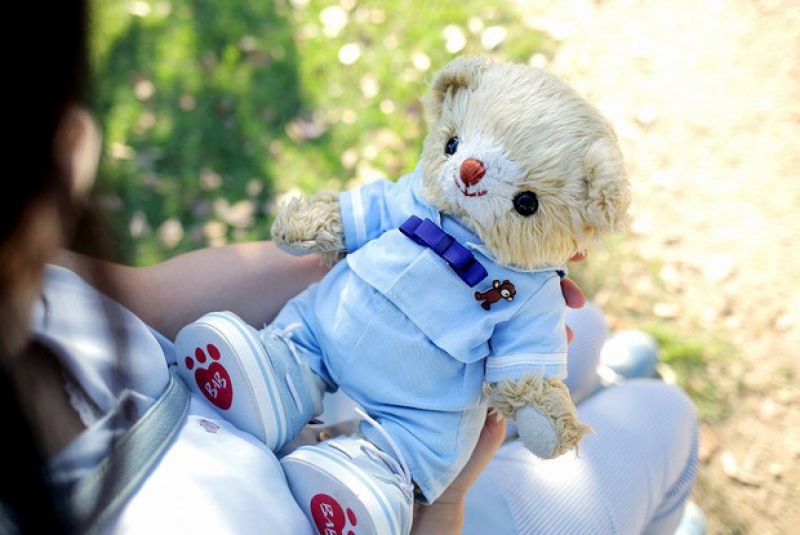 khach-hang-om-gau-bong